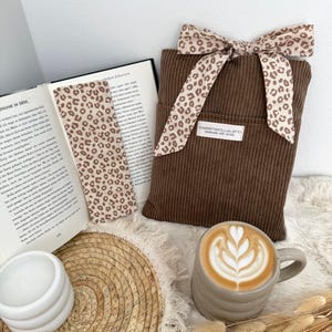 Buchhülle handmade mit Lesezeichen, weiche Cord Bücherhülle neutral ästhetisch für Bücherliebhaber
