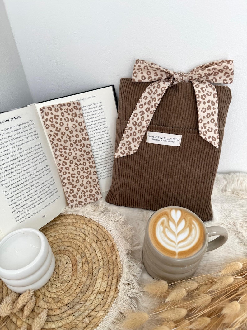 Buchhülle handmade mit Lesezeichen, weiche Cord Bücherhülle neutral ästhetisch für Bücherliebhaber