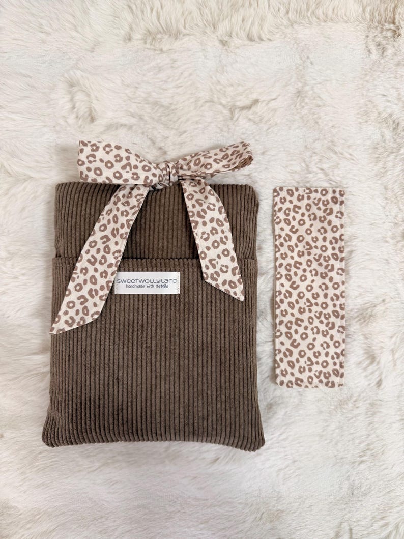 Stoff Buchhülle handmade Cord braun mit Lesezeichen Set, cozy Bücheraccessoire Geschenkidee