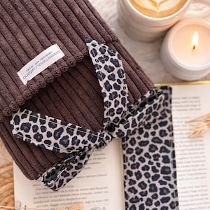 Stoff Buchhülle handmade Cord braun mit Lesezeichen Set, cozy Bücheraccessoire Geschenkidee