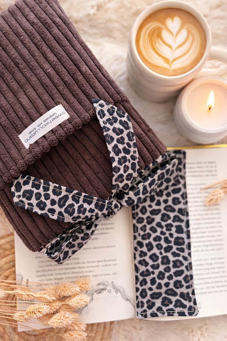 Stoff Buchhülle handmade Cord braun mit Lesezeichen Set, cozy Bücheraccessoire Geschenkidee