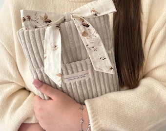 Cozy Gift Buchhülle schleifen breitcord samt Cord Bücherhülle Geschenk Kindle personalisiert Buchtasche Schleife Ribbon corduroy pouch bag