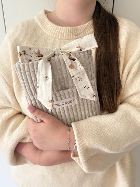 Cozy Gift Buchhülle schleifen breitcord samt Cord Bücherhülle Geschenk Kindle Case gepolstert Buchtasche Schleife Ribbon corduroy pouch bag