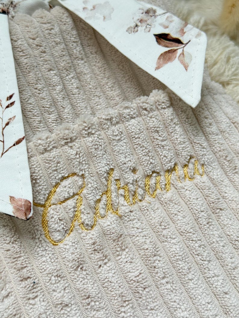 Personalisierte handgemachte Buchhülle aus hochwertigem beigem Breitcord mit eleganter goldener Namensstickerei und romantischem Kirschblüten Innenstoff, weich gefüttert zum stilvollen Schutz von Büchern, Hardcovern und Taschenbüchern im cozy Cottagecore Look