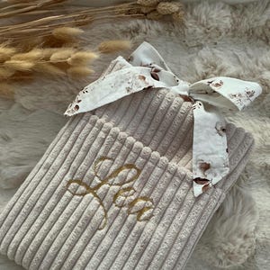 Personalisierte handgemachte Buchhülle aus hochwertigem beigem Breitcord mit eleganter goldener Namensstickerei und romantischem Kirschblüten Innenstoff, weich gefüttert zum stilvollen Schutz von Büchern, Hardcovern und Taschenbüchern im cozy Cottagecore Look