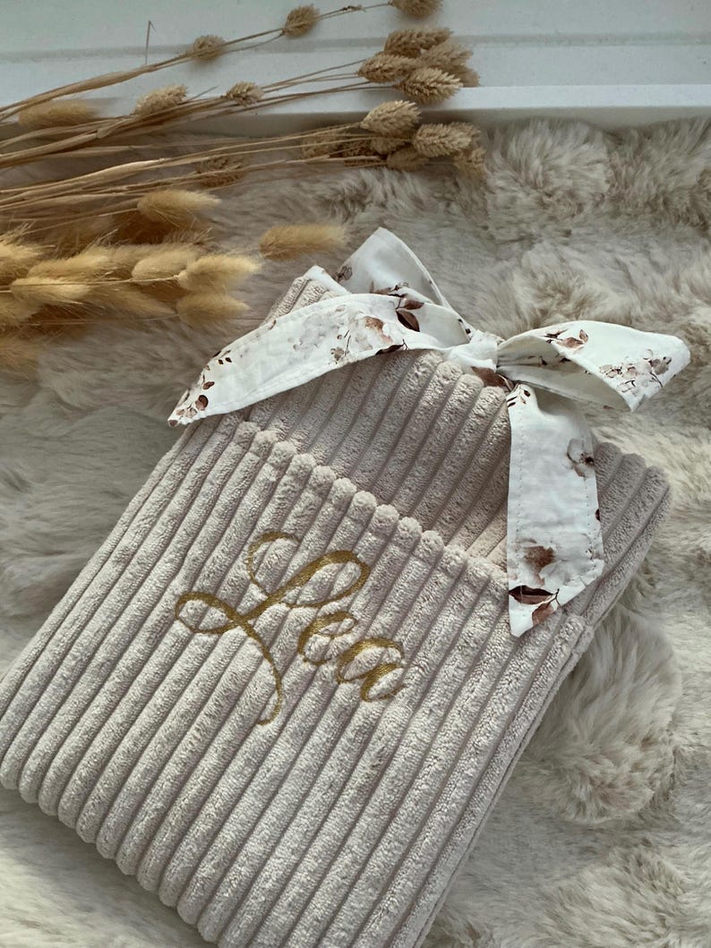 Personalisierte handgemachte Buchhülle aus hochwertigem beigem Breitcord mit eleganter goldener Namensstickerei und romantischem Kirschblüten Innenstoff, weich gefüttert zum stilvollen Schutz von Büchern, Hardcovern und Taschenbüchern im cozy Cottagecore Look