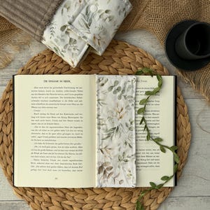 Handgemachte Buchhülle „SweetWoollyLand“ aus Cord und Baumwolle – stilvoller Buchschutz mit botanischem Print.