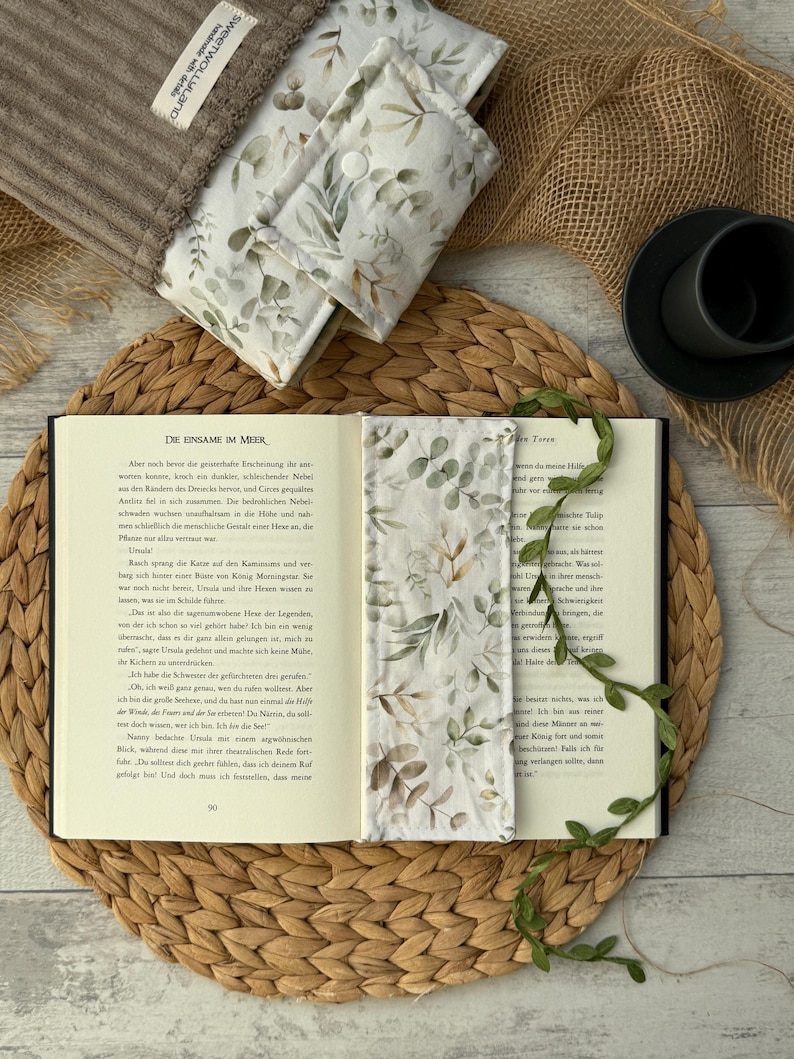 Handgemachte Buchhülle „SweetWoollyLand“ aus Cord und Baumwolle – stilvoller Buchschutz mit botanischem Print.