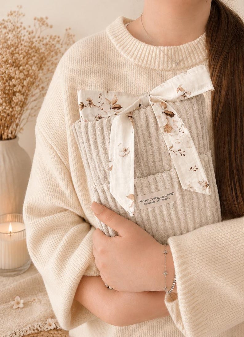 Personalisierte handgemachte Buchhülle aus hochwertigem beigem Breitcord mit eleganter goldener Namensstickerei und romantischem Kirschblüten Innenstoff, weich gefüttert zum Schutz von Taschenbüchern, Hardcovern und Kindle – cozy Book Sleeve im Cottagecore Stil für Booklover, Leseratten und Booktok Fans, perfekt als besonderes Geschenk für gemütliche Lesestunden zuhause oder unterwegs