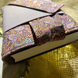 Buchhülle aus Paisley Stoff Buchtasche gepolstert Buch Bücher Accessoires Bücherhülle inklusive Lesezeichen Bookmarker Booksleeves Bild 6