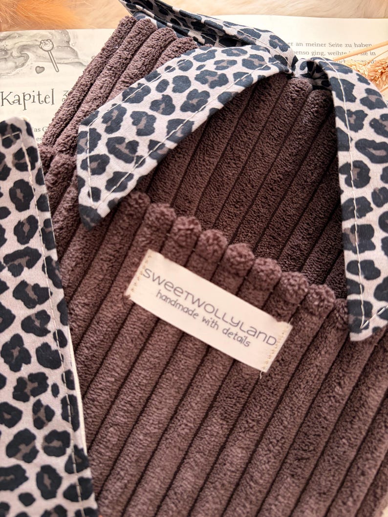 Weich gepolsterte braun Booksleeve mit leoprint Schleifenverschluss – einzigartiges Design für Leseratten und Geschenkidee Romantische Buchhülle im Vintage-Look – handmade aus Cordstoff mit zarter Schleife, perfekt für Bücher oder Journals.