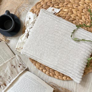Stilvolle Booksleeve aus Cordstoff mit romantischer Schleife – schützt dein Buch unterwegs mit Charme und Eleganz.
