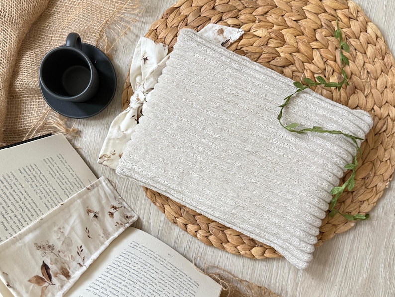 Stilvolle Booksleeve aus Cordstoff mit romantischer Schleife – schützt dein Buch unterwegs mit Charme und Eleganz.