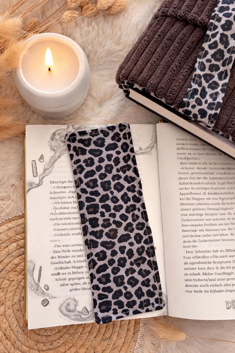 Büchercover aus Cord inkl. Lesezeichen, minimalistische Buchhülle mit Leo Detail Geschenkidee Leser