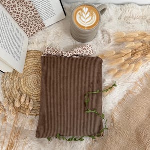 Handgenähte Buchhülle Cord mit Lesezeichen, stilvolles Bücheraccessoire neutral beige Leo Design