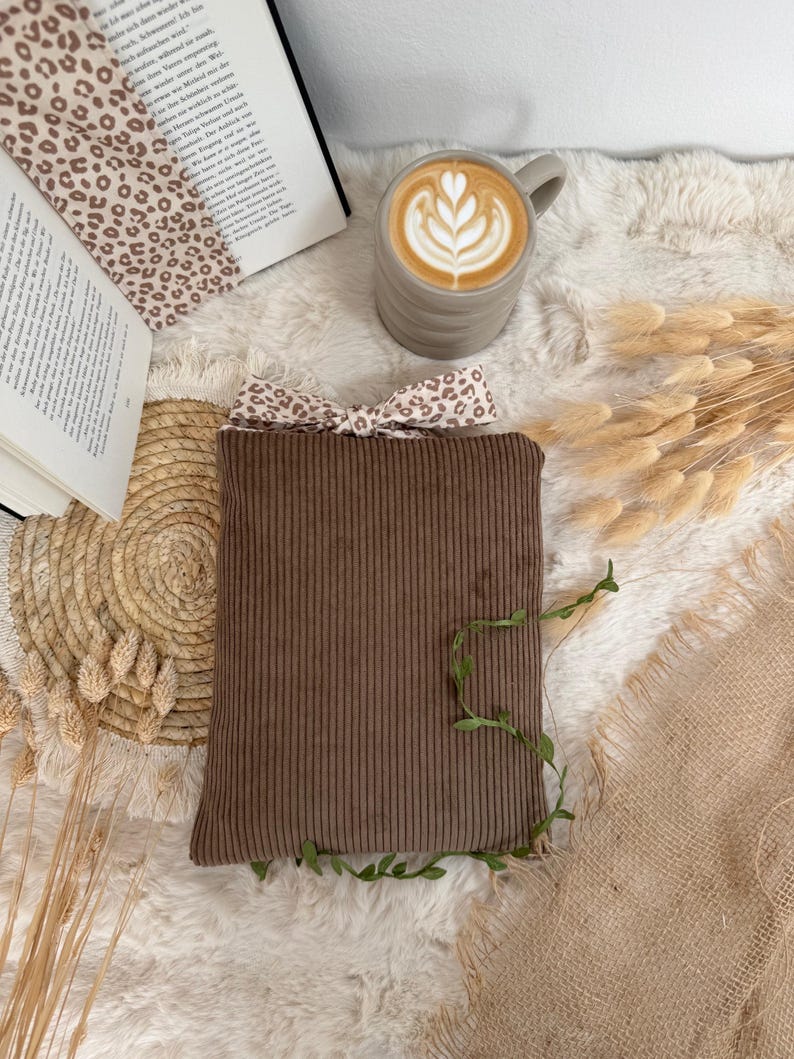 Handgenähte Buchhülle Cord mit Lesezeichen, stilvolles Bücheraccessoire neutral beige Leo Design