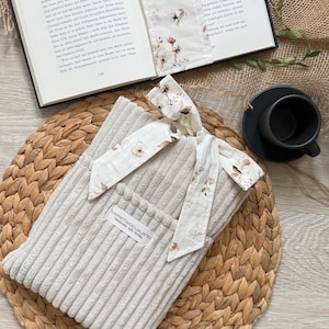 Liebevoll genähte Tasche von Sweetwoollyland – weicher Cordstoff mit romantischer Schleife in Naturtönen, perfekt für Accessoires oder kleine Geschenke.