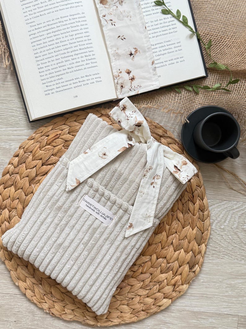Liebevoll genähte Tasche von Sweetwoollyland – weicher Cordstoff mit romantischer Schleife in Naturtönen, perfekt für Accessoires oder kleine Geschenke.