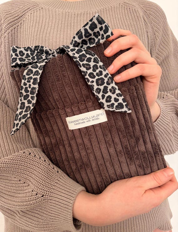 Buchhülle Handgemachte Leoprint Bücherhülle aus Cord mit Lesezeichen – Neutral Aesthetic Book Sleeve, Leo Schleife, Geschenk für Book Lover