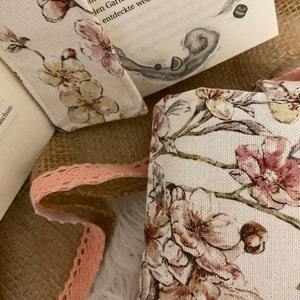 Buchhülle Stoff Bücherhülle Canvas Buchtasche Blumen Geschenk Buch gepolstert Büchertasche Kidle Hülle Lesezeichen Eukalyptus Booksleev Bild 8