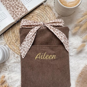bestickte Buchhülle mit goldenen Garn. Namen bestickt mit Strickmaschine langliebig