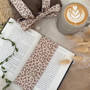 Bücherhülle mit Schleife und Lesezeichen Set, braune Stoff Buchhülle cozy Geschenk für Frauen