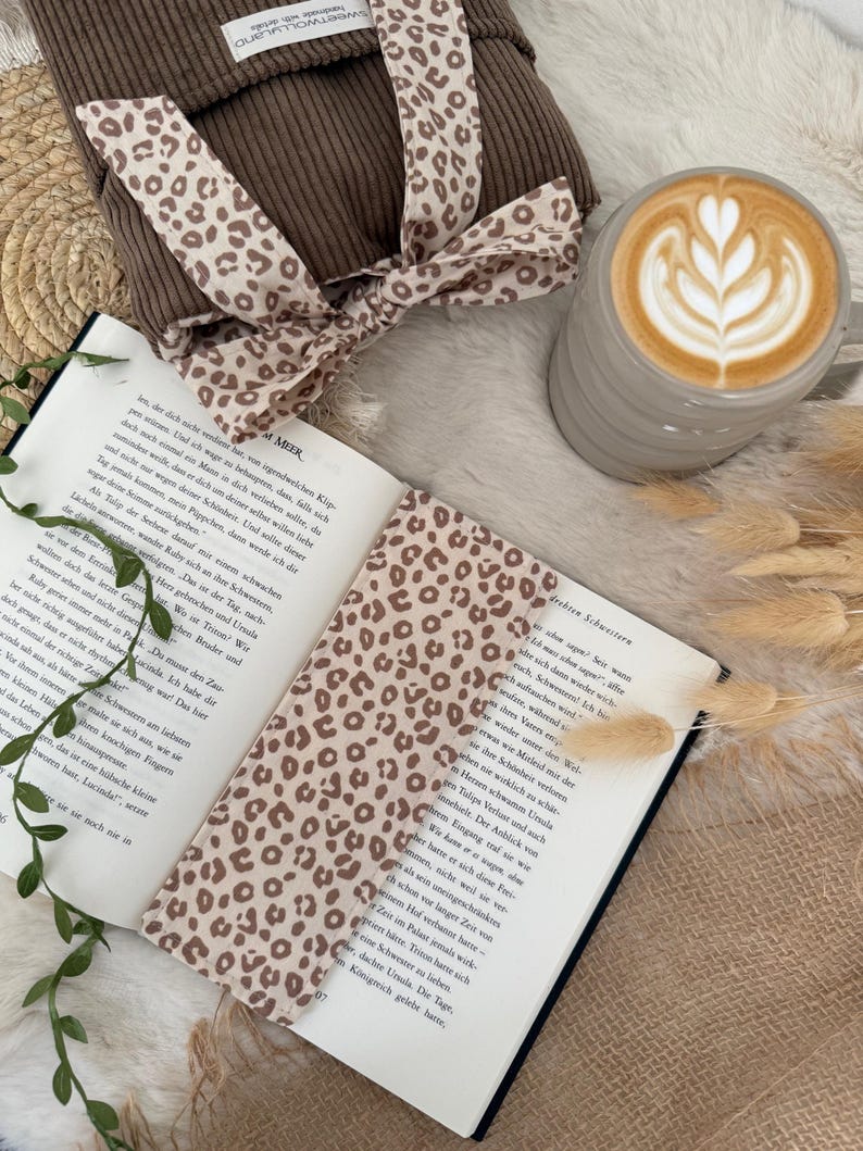 Bücherhülle mit Schleife und Lesezeichen Set, braune Stoff Buchhülle cozy Geschenk für Frauen