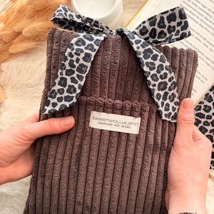 Buchhülle Stoff handmade mit integriertem Lesezeichen, Geschenk für Vielleser minimalistisch