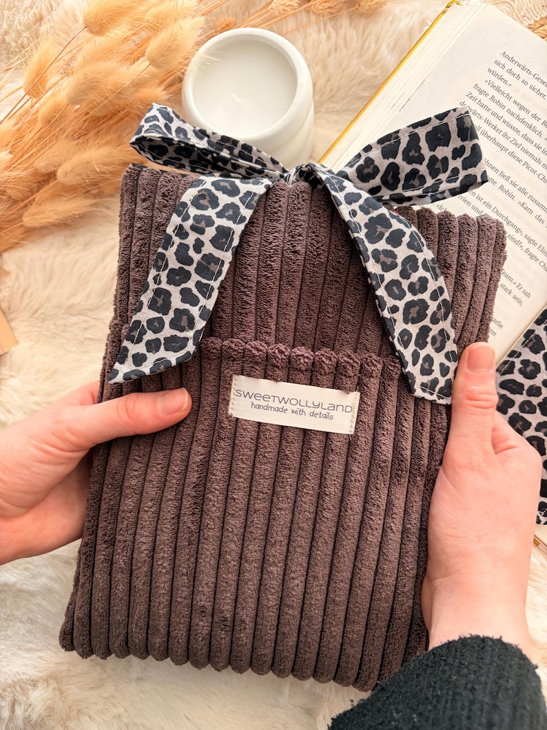 Buchhülle Stoff handmade mit integriertem Lesezeichen, Geschenk für Vielleser minimalistisch