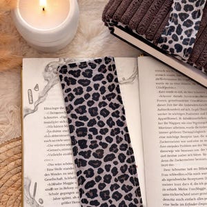 Handgemachte Buchhülle mit Lesezeichen, Cord Büchercover mit Leopardenmuster Schleife Geschenk für Leseratten