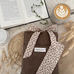 Handgemachte Buchhülle mit Lesezeichen, Cord Büchercover mit Leopardenmuster Schleife Geschenk für Leseratten