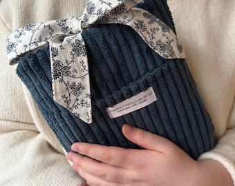Capa de livro personalizada em veludo cotelê azul | Protetor de livro aconchegante estilo cottagecore com laço | Presente para amantes de livros | Acessório de leitura