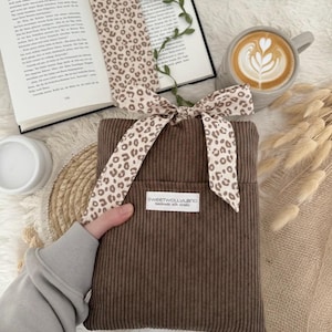 Buchhülle Handgemachte Leoprint Bücherhülle aus Cord mit Lesezeichen – Neutral Aesthetic Book Sleeve, Leo Schleife, Geschenk für Book Lover