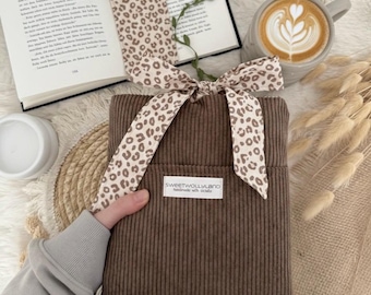 Capa para livro artesanal em veludo cotelê com estampa de leopardo e marcador de páginas – Capa para livro com estética neutra, laço de leopardo, presente para amantes de livros.