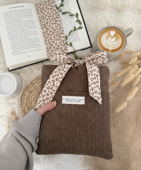 Handgemachte Buchhülle Leoprint Bücherhülle aus Cord mit Lesezeichen – Neutral Aesthetic Book Sleeve, Leo Schleife, Geschenk für Book Lover