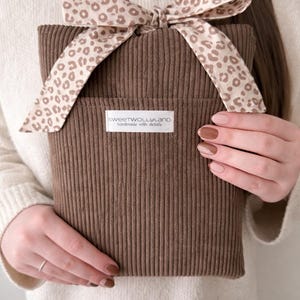 Büchercover aus Cord inkl. Lesezeichen, minimalistische Buchhülle mit Leo Detail Geschenkidee Leser