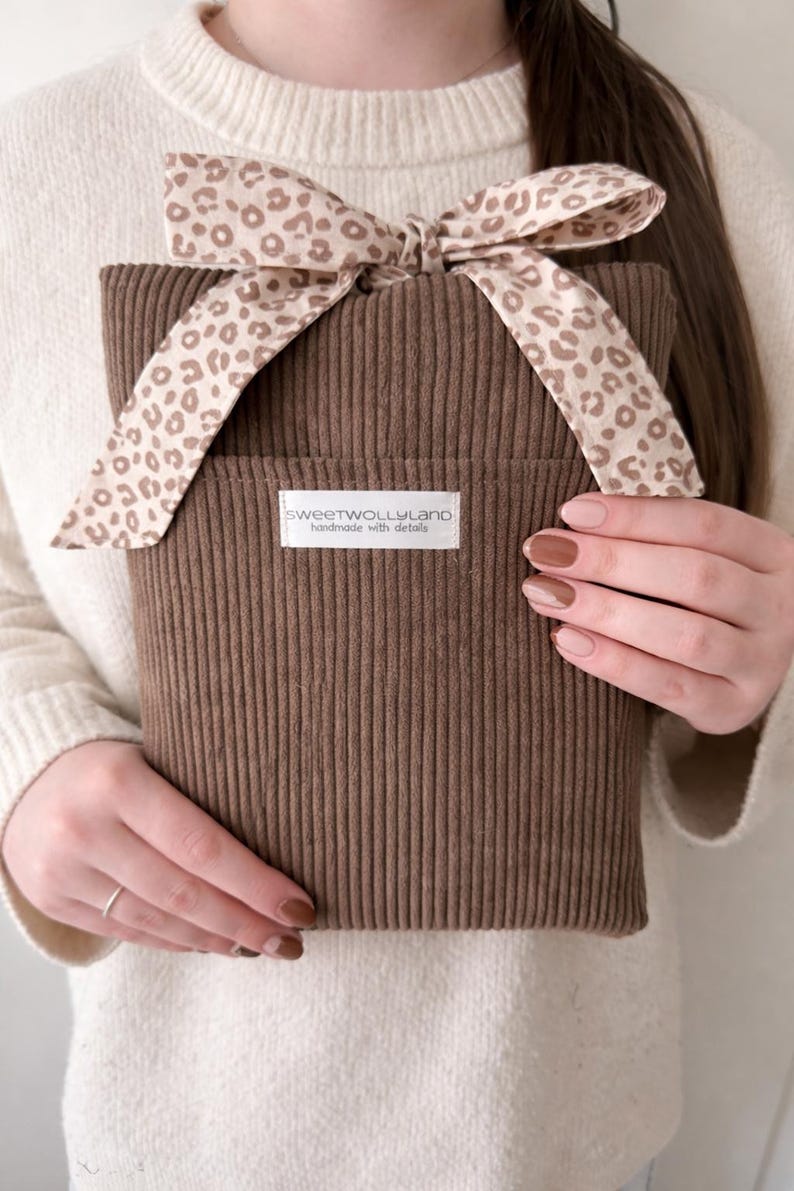 Büchercover aus Cord inkl. Lesezeichen, minimalistische Buchhülle mit Leo Detail Geschenkidee Leser