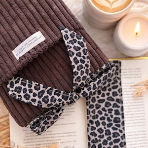 Handgemachte Stofftasche mit Rippenstruktur in Braun, dekoriert mit Leo Schleife – ideal als Geschenkverpackung oder Organizer.