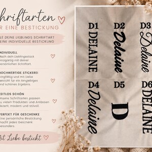Infografik zu sechs Schriftarten für die individuelle Namensbestickung von SweetWollyLand. Die Varianten D1 bis D6 zeigen unterschiedliche Stickschriften von eleganter Schreibschrift bis zu klassischer Serifenschrift auf beigem Stoff. Das Design in Creme und Rosé mit Trockenblumen, Herzsymbolen und liebevollen Details präsentiert die Personalisierungsmöglichkeiten für handgemachte Buchhüllen und persönliche Geschenke.