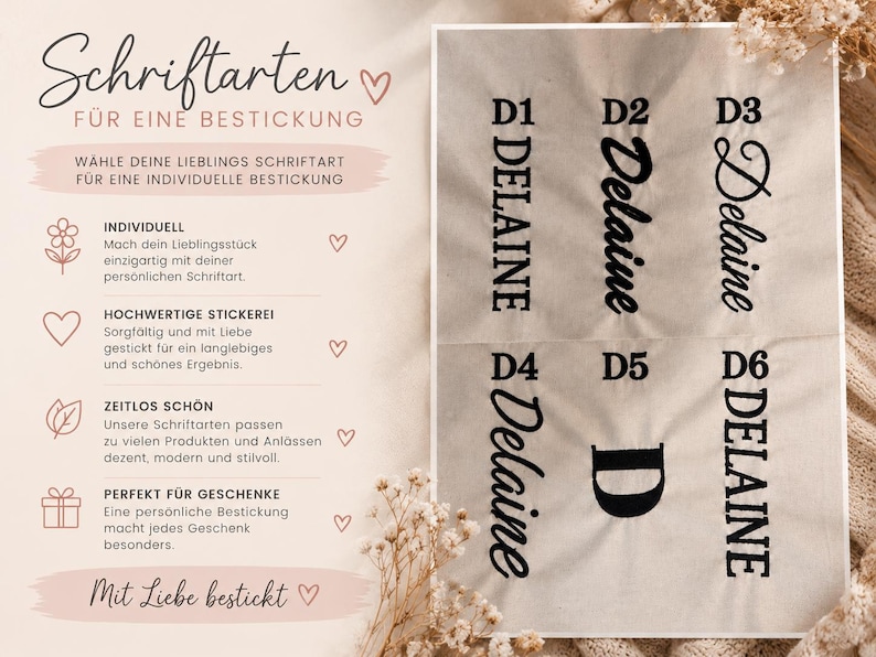 Infografik zu sechs Schriftarten für die individuelle Namensbestickung von SweetWollyLand. Die Varianten D1 bis D6 zeigen unterschiedliche Stickschriften von eleganter Schreibschrift bis zu klassischer Serifenschrift auf beigem Stoff. Das Design in Creme und Rosé mit Trockenblumen, Herzsymbolen und liebevollen Details präsentiert die Personalisierungsmöglichkeiten für handgemachte Buchhüllen und persönliche Geschenke.