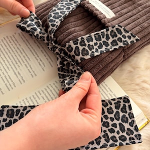 Handgenähte Buchhülle Cord mit Lesezeichen, stilvolles Bücheraccessoire neutral beige Leo Design