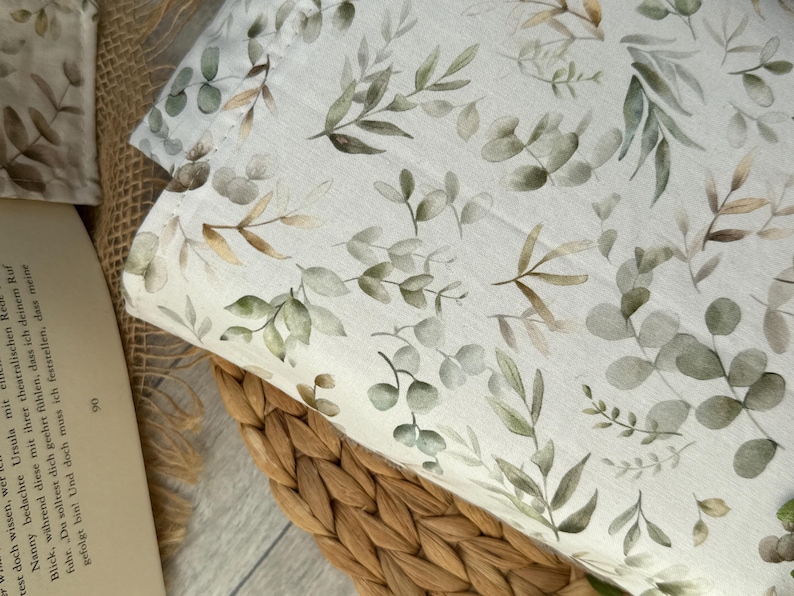 Nachhaltige Buchhülle in Naturfarben mit floralem Muster – ideal für Taschenbücher, Notizbücher oder Reisetagebücher.