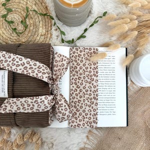 Buchhülle Stoff handmade mit integriertem Lesezeichen, Geschenk für Vielleser minimalistisch
