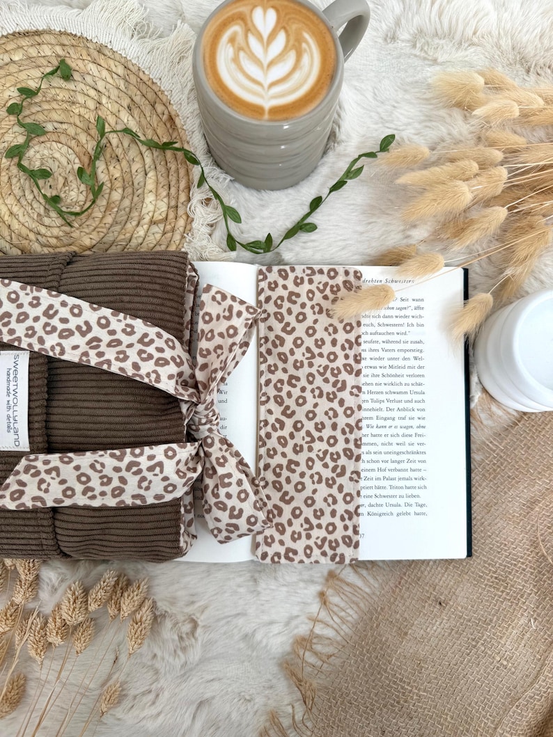 Buchhülle Stoff handmade mit integriertem Lesezeichen, Geschenk für Vielleser minimalistisch