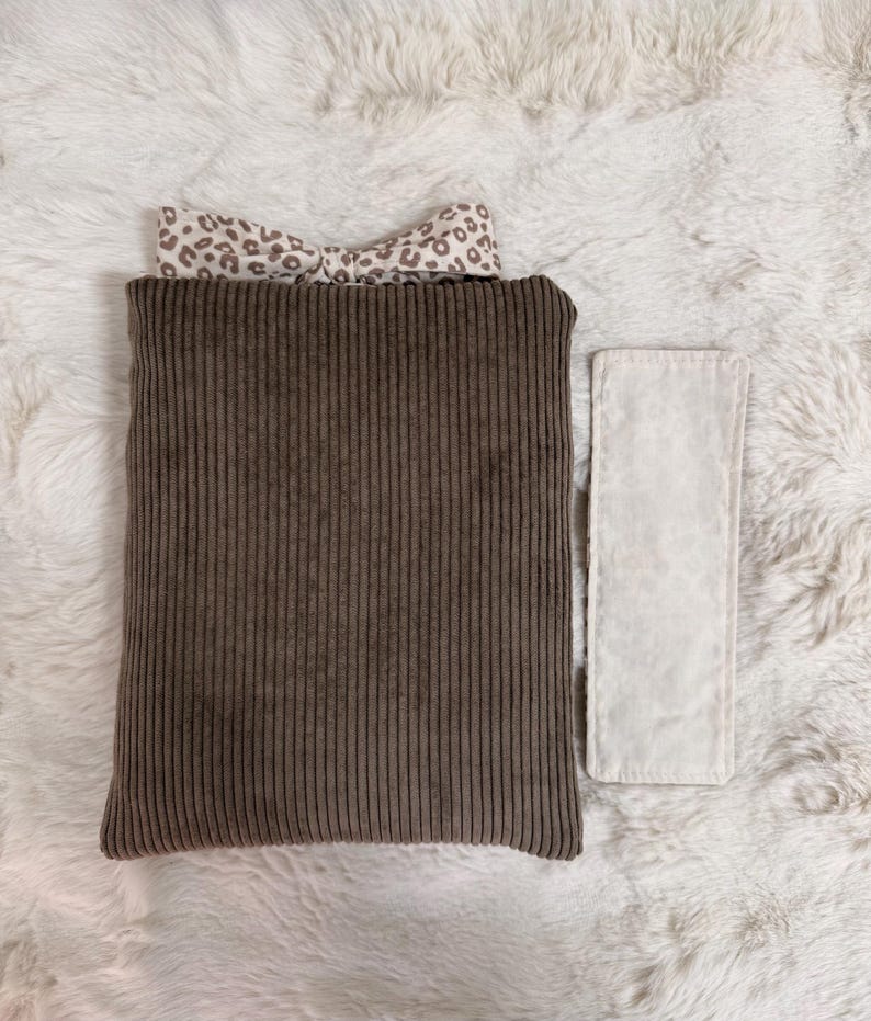 Bestseller Book Sleeve Cord Bücherhülle mit Leoparden Schleife und Lesezeichen, ästhetische Buchhülle für unterwegs