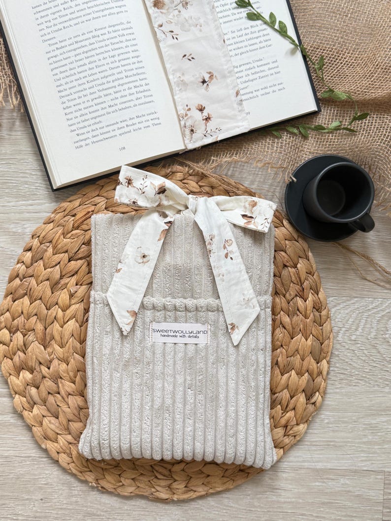 Handgefertigte Bücherhülle mit schützendem Innenfutter für Bücher und Kindle
