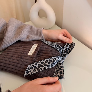 Buchhülle handmade mit Lesezeichen, weiche Cord Bücherhülle neutral ästhetisch für Bücherliebhaber