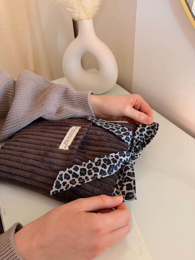 Buchhülle handmade mit Lesezeichen, weiche Cord Bücherhülle neutral ästhetisch für Bücherliebhaber
