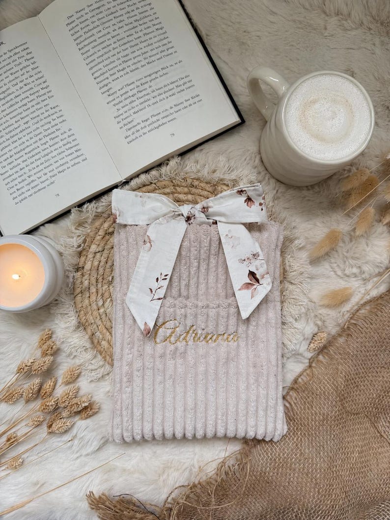 Personalisierte handgemachte Buchhülle aus hochwertigem beigem Breitcord mit eleganter goldener Namensstickerei und romantischem Kirschblüten Innenstoff, weich gefüttert zum Schutz von Taschenbüchern, Hardcovern und Kindle – cozy Book Sleeve im Cottagecore Stil für Booklover, Leseratten und Booktok Fans, perfekt als besonderes Geschenk für gemütliche Lesestunden zuhause oder unterwegs