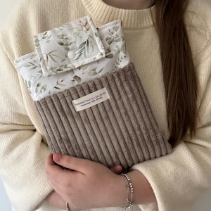 Handgemachte Buchhülle aus Stoff mit Pflanzenmuster und weichem Cord, idealer Schutz für Bücher und Notizbücher.